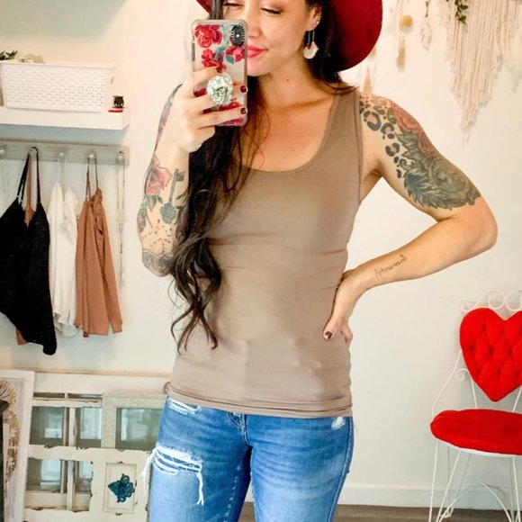 MOCHA Stretchy Seamless Camisole - Picture 2 of 4